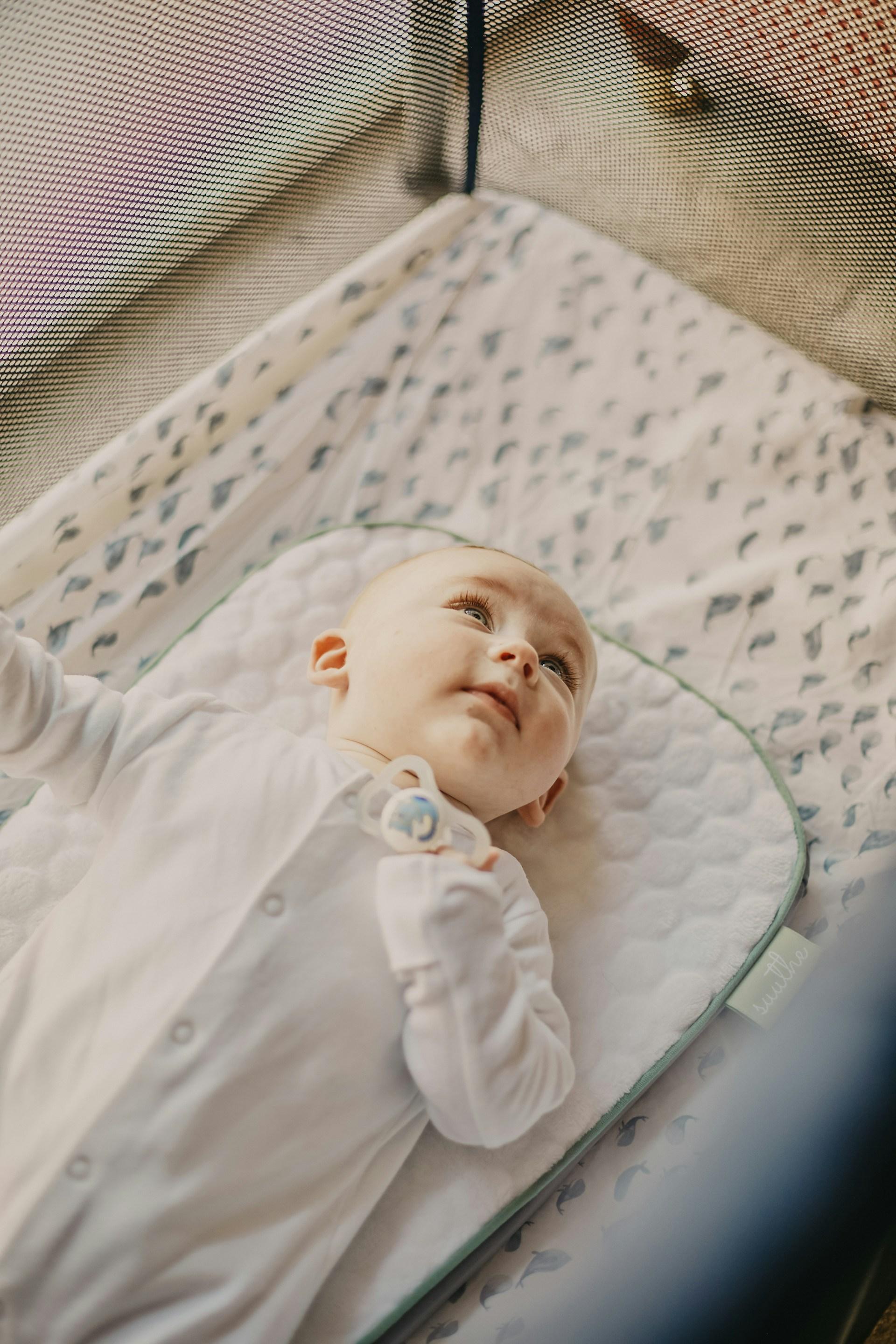 Neonato che apre le mani e reagisce al tocco