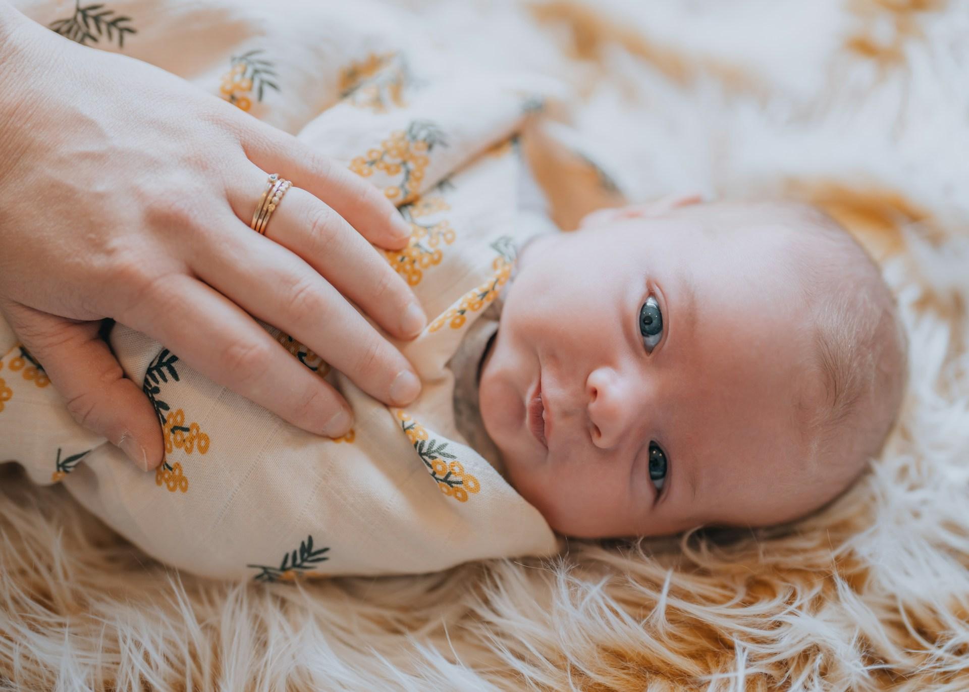 Nyfødt baby i svøb ved sengetid