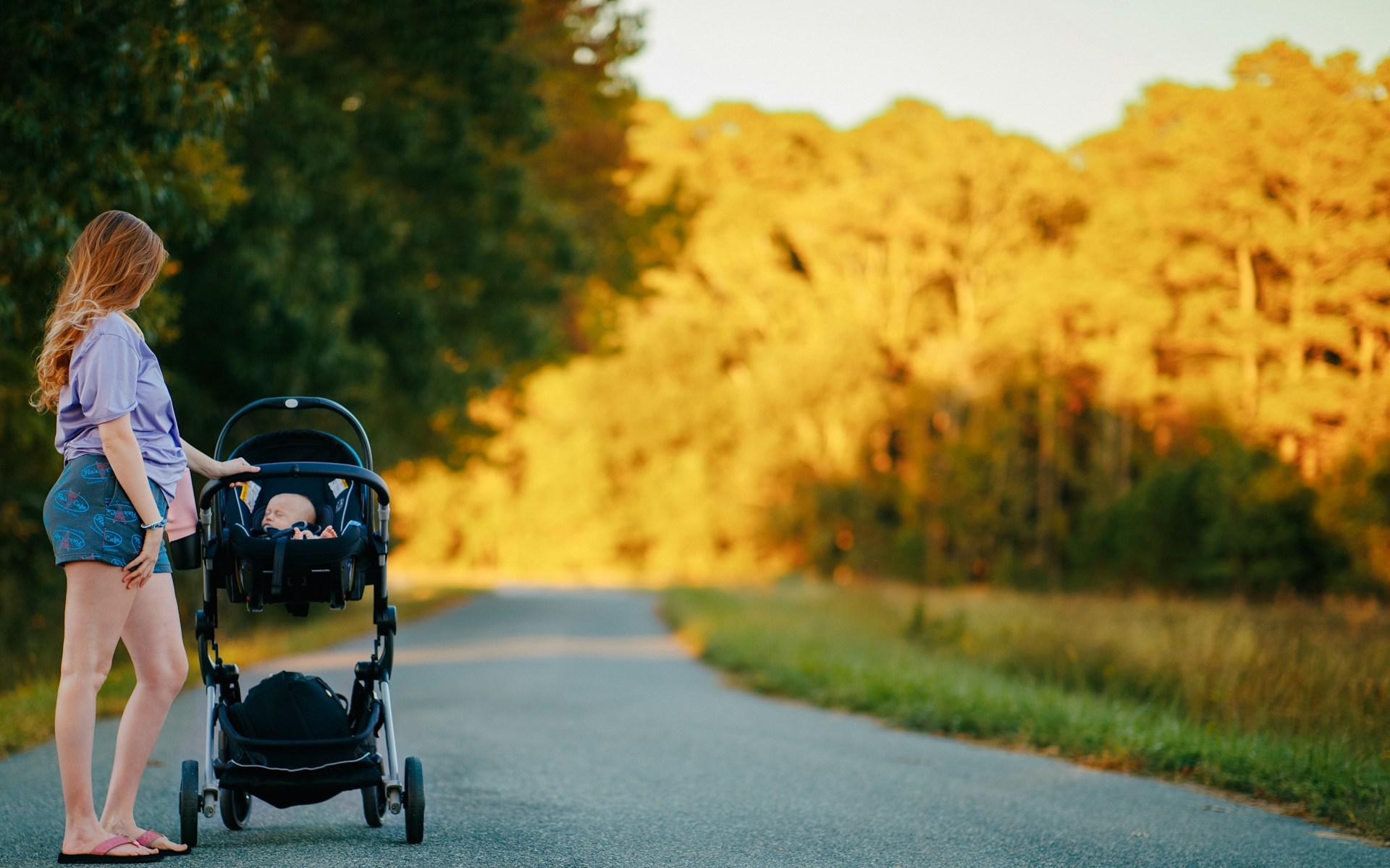 Neonato nel passeggino durante una passeggiata all'aperto